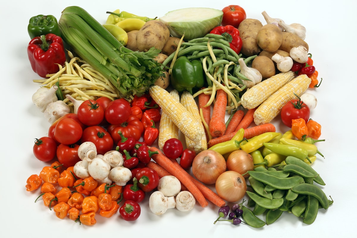 Meniu săptămânal echilibrat cu alimente nutriente colorate